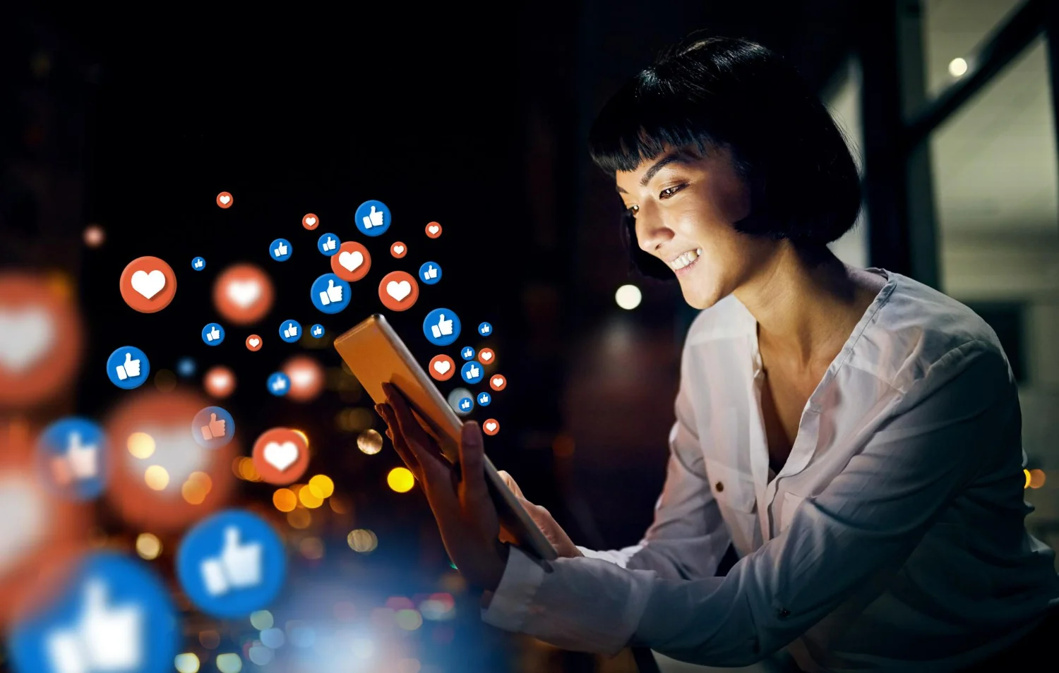 Mulher sorri com o impacto nas redes sociais, reforçando a importância de uma boa estratégia digital.