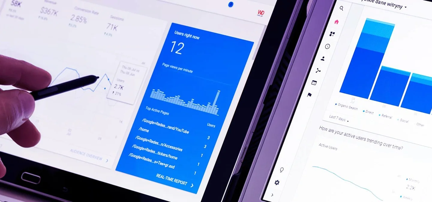 Tela de notebook com análise de tráfego orgânico, representando estratégias de SEO em ação