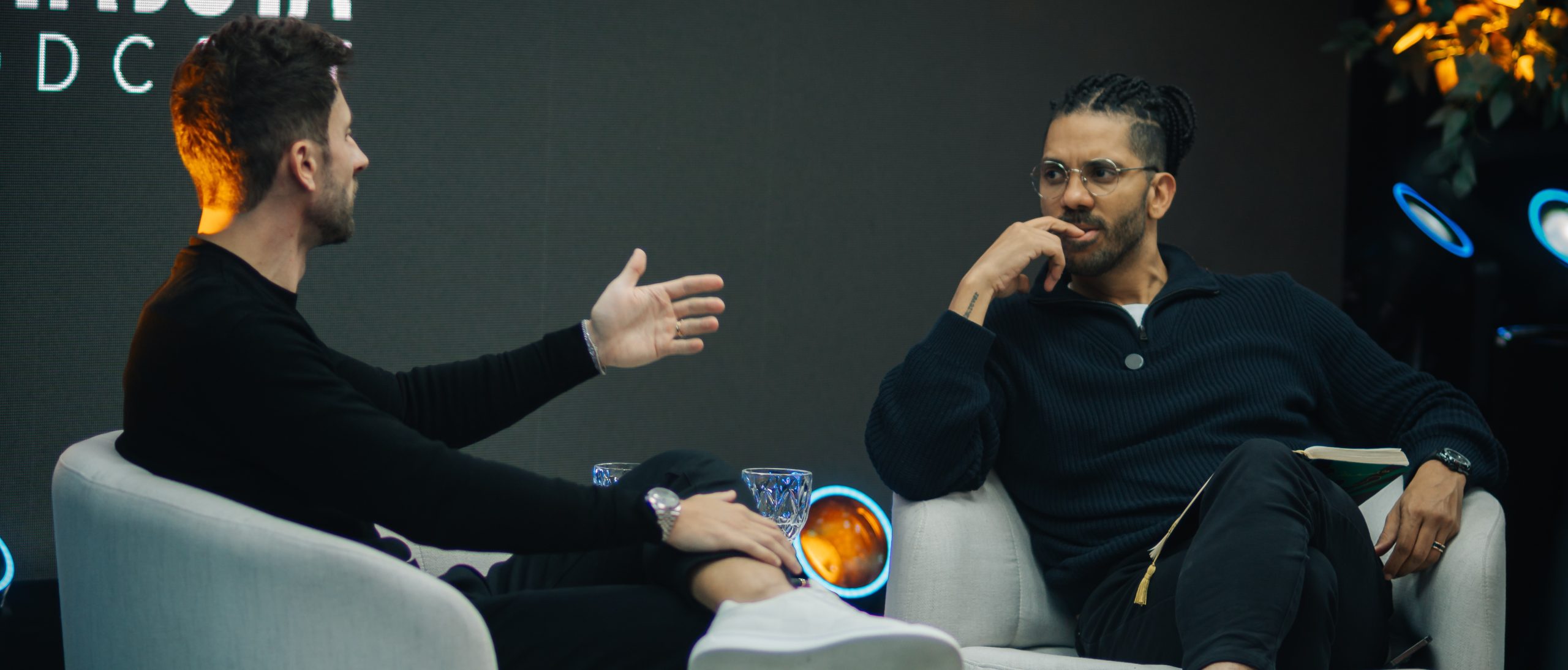 João Brognoli e Joel Jota sentados conversando no Jota Jota Podcast.