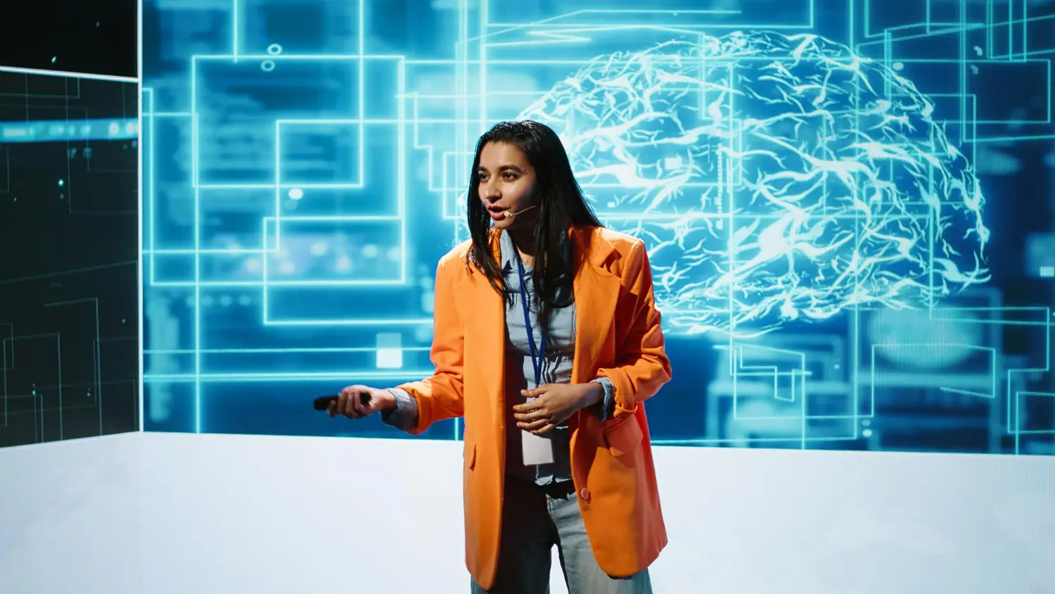 Palestrante no palco com telão tecnológico, mostrando inteligência artificial no marketing digital