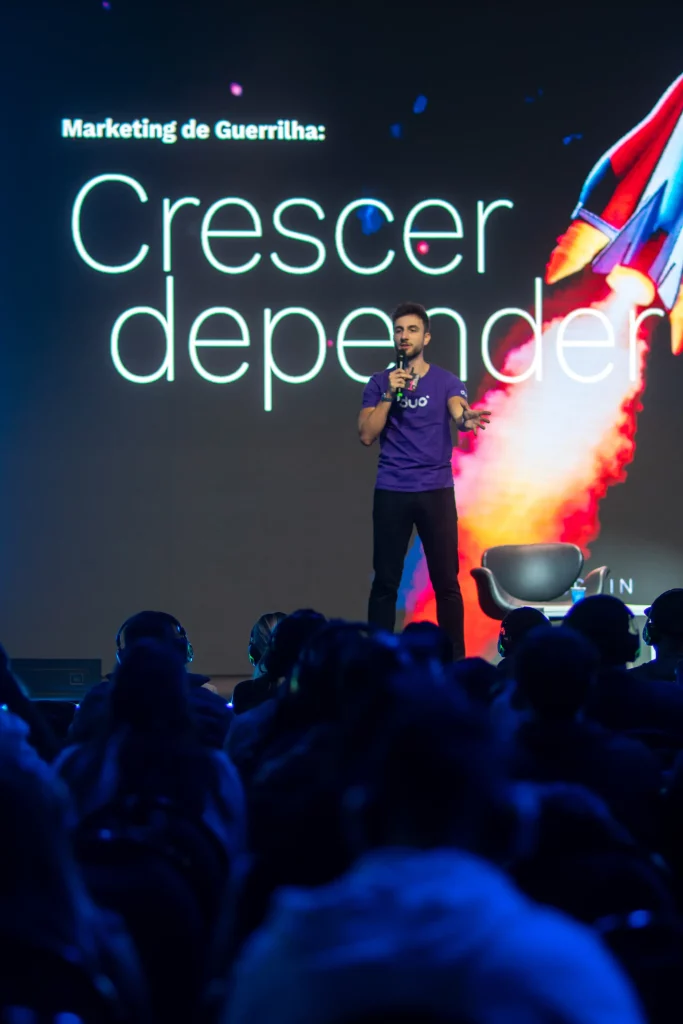 João Brognoli, CEO da Duo&Co, palestrando no CMO Summit 2025