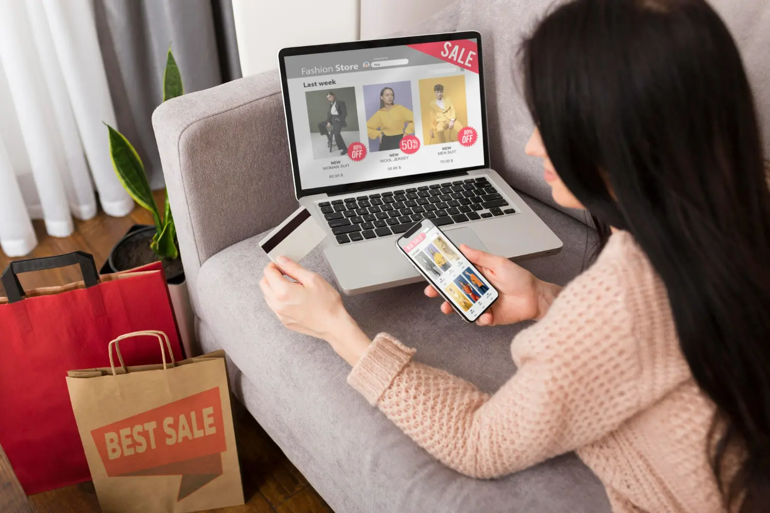 Aumentar vendas online com compra em notebook e celular durante navegação em loja virtual