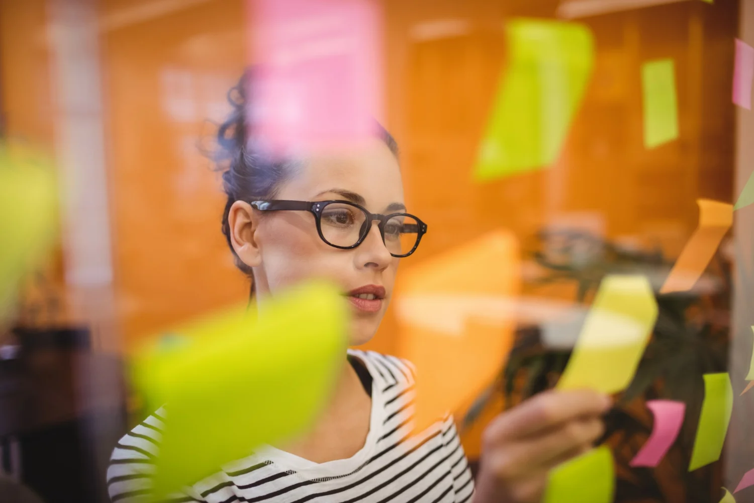 Branding para social media em planejamento visual com profissional analisando post-its