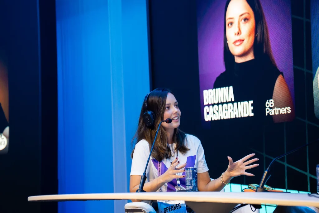 Brunna Casagrande em uma roundtable sobre construção e reconstrução de marca
