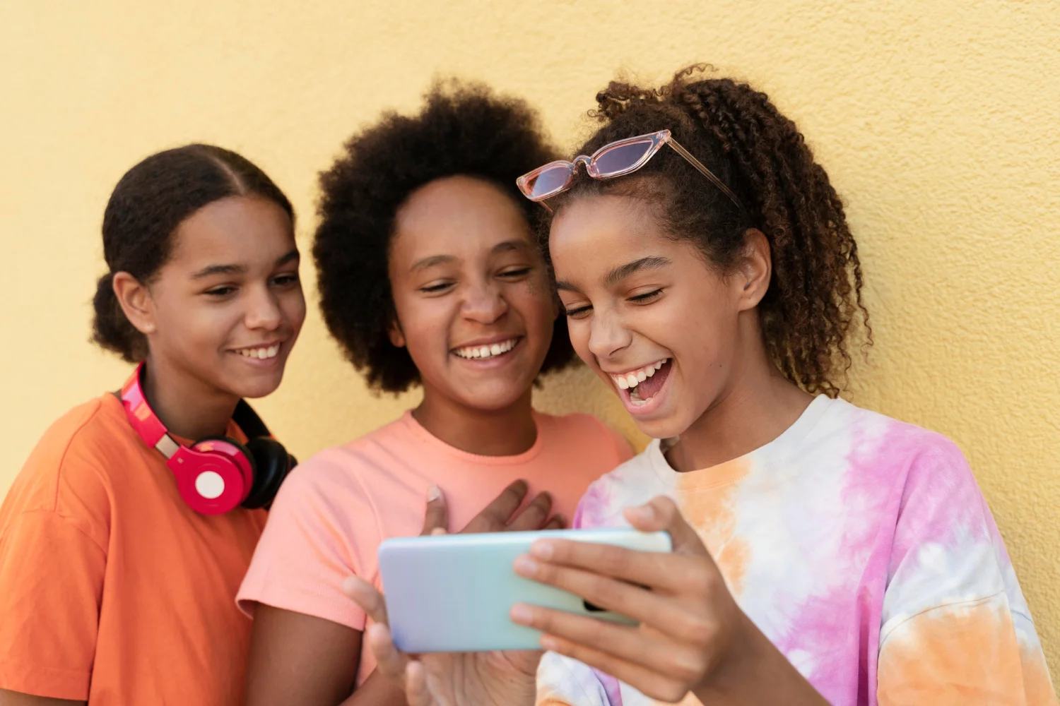 Jovens da geração Z usando smartphones ao ar livre, representando estratégias de marketing