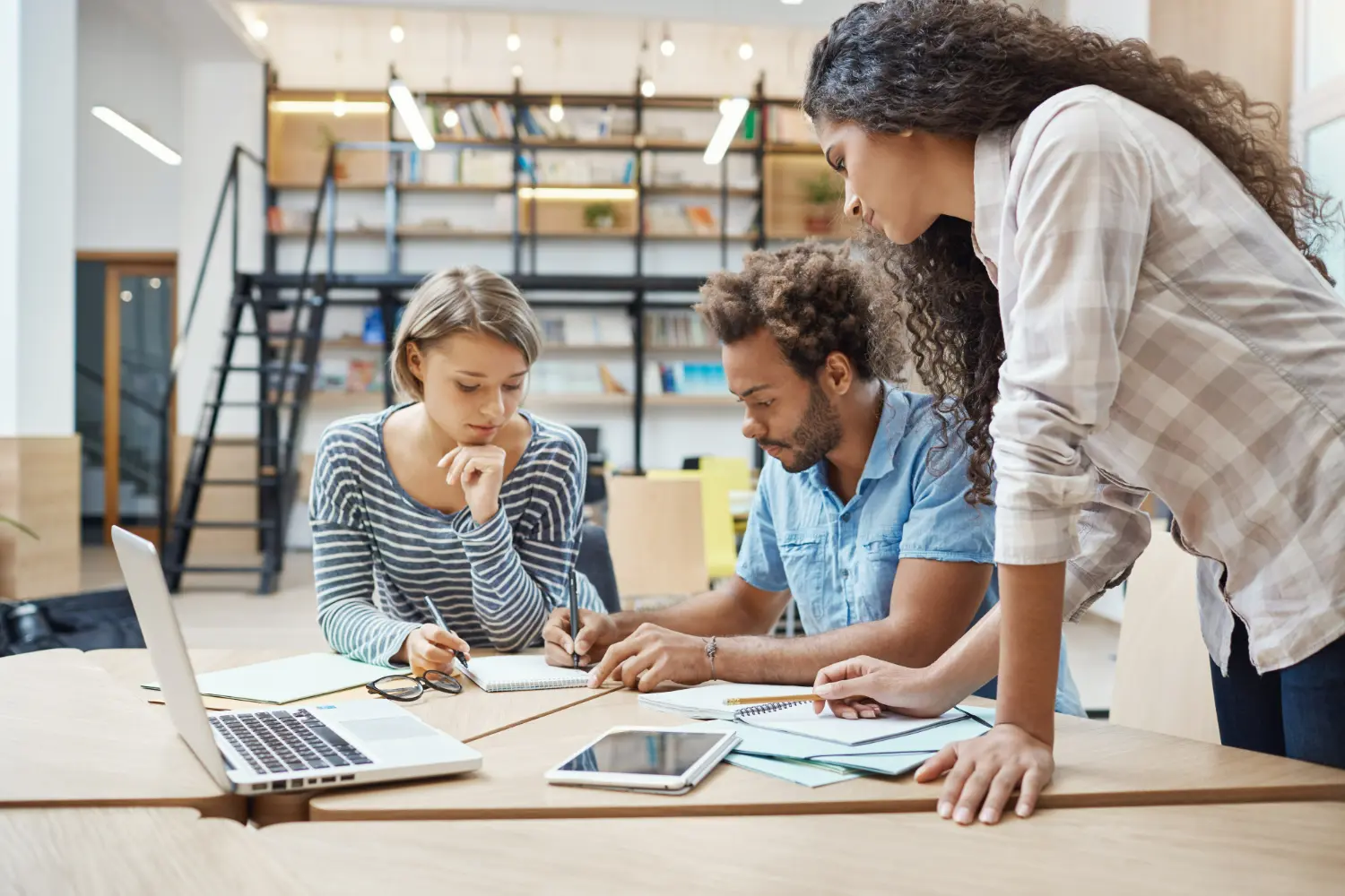 Marketing digital para startups em reunião de equipe planejando ações de crescimento