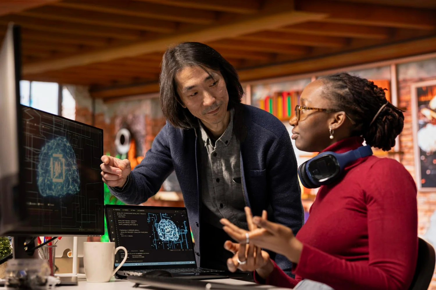 AI marketing B2B em reunião com análise de dados e inteligência artificial em notebooks