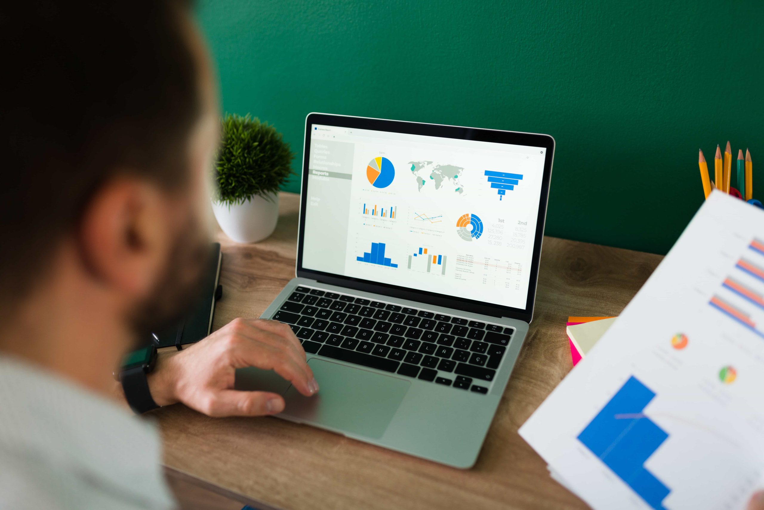 CRO avançado em análise de dashboards no notebook para otimização de conversão