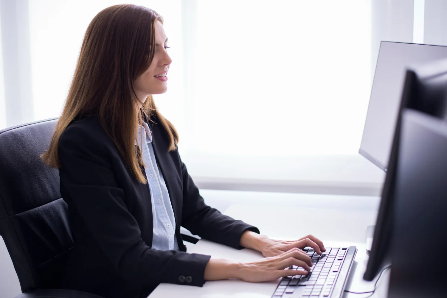 IA para conteúdo em produção digital com profissional digitando no computador