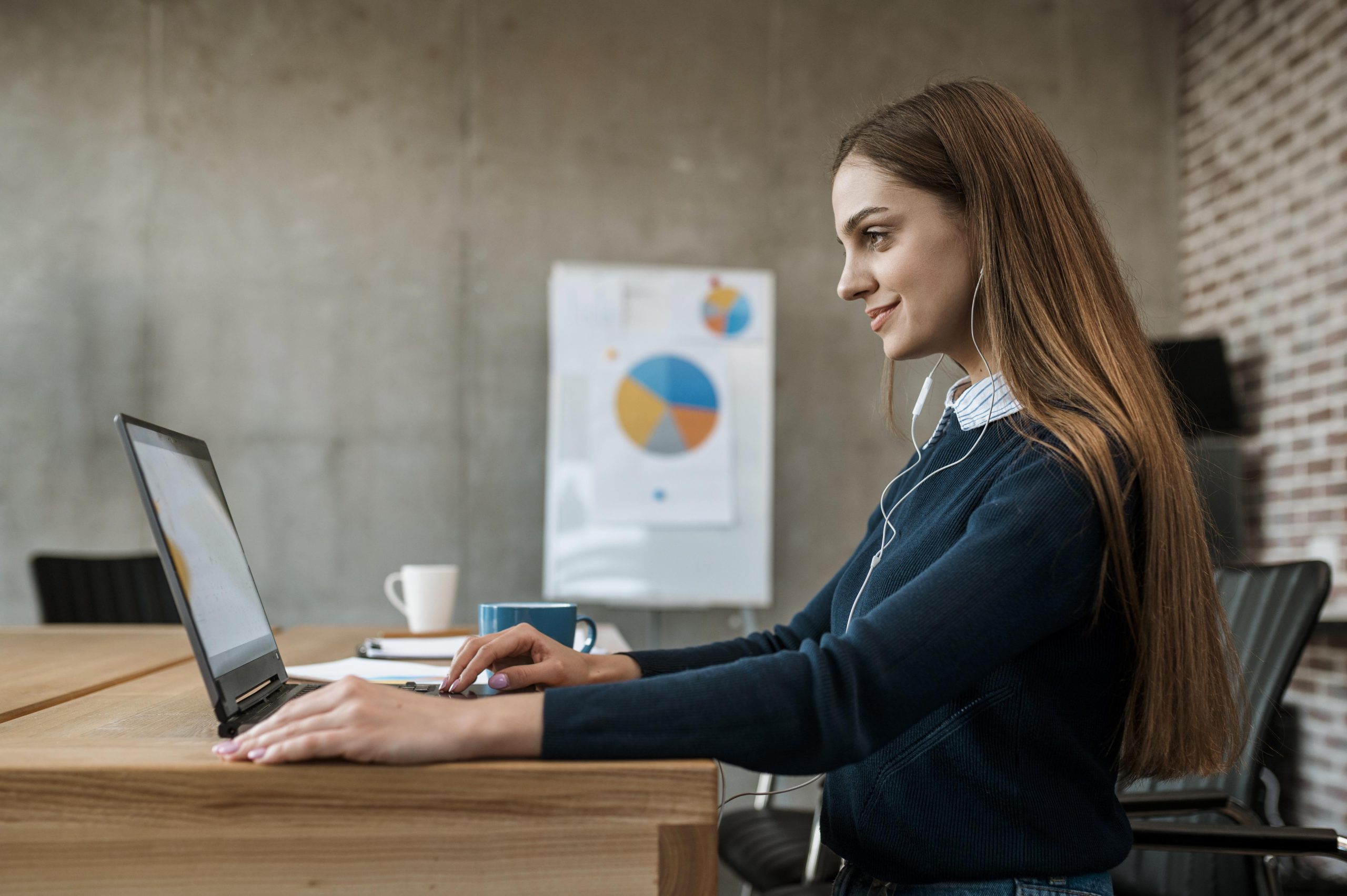 Profissional trabalhando no notebook em escritório para atrair leads qualificados com inbound marketing