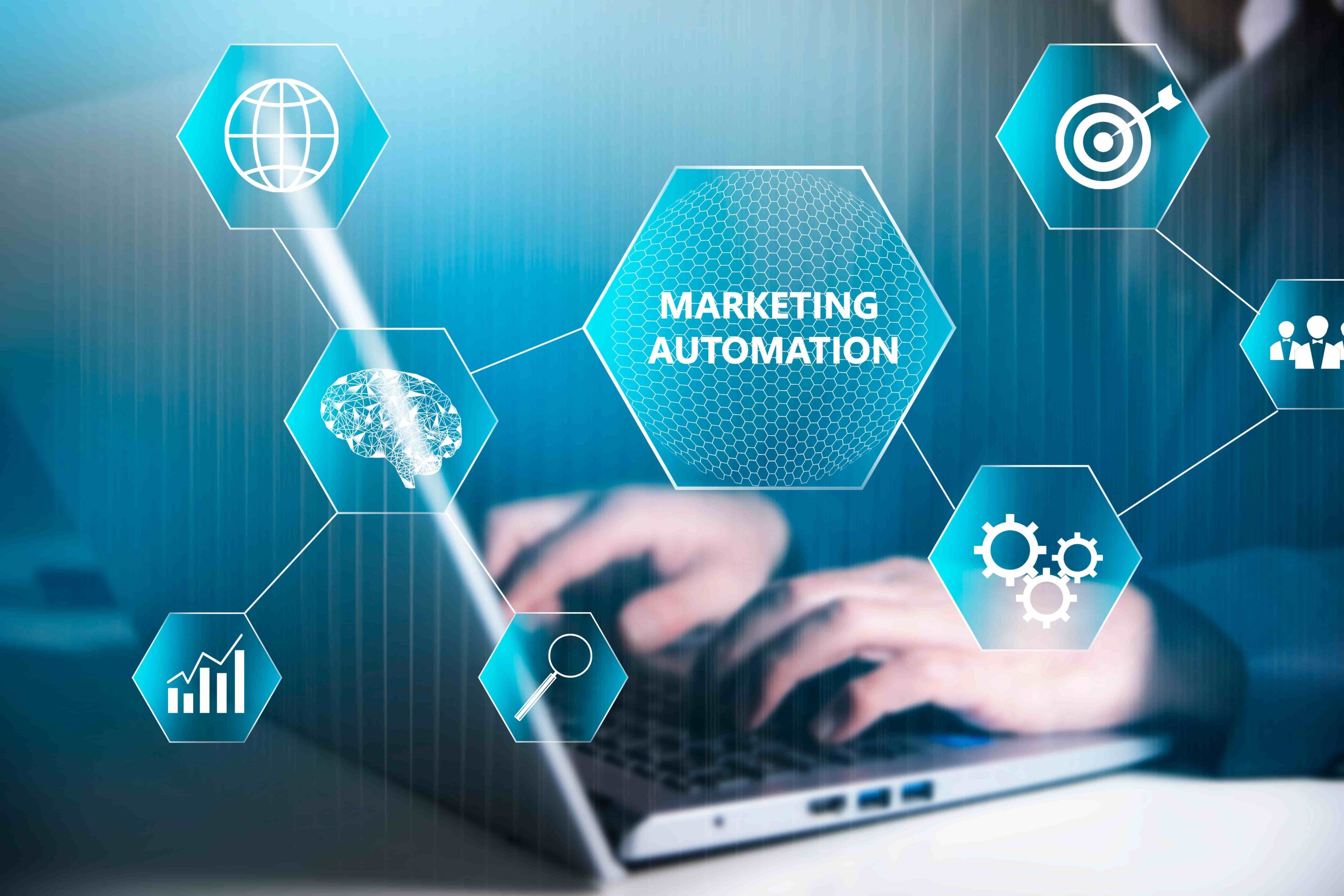 Profissional usa notebook com ícones de automação de marketing e análise de dados