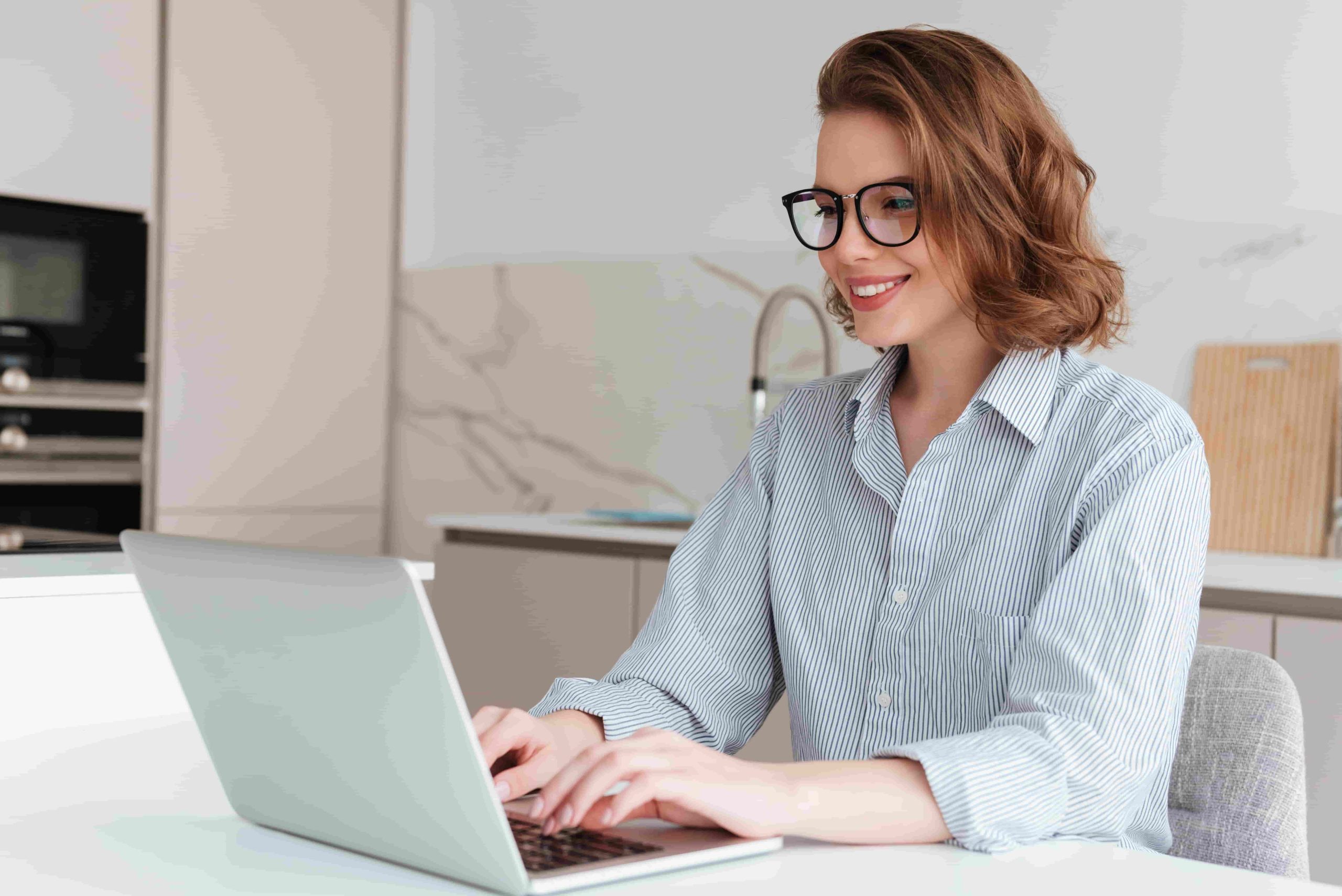 Profissional trabalha no notebook com foco em análise e otimizações de SEO técnico