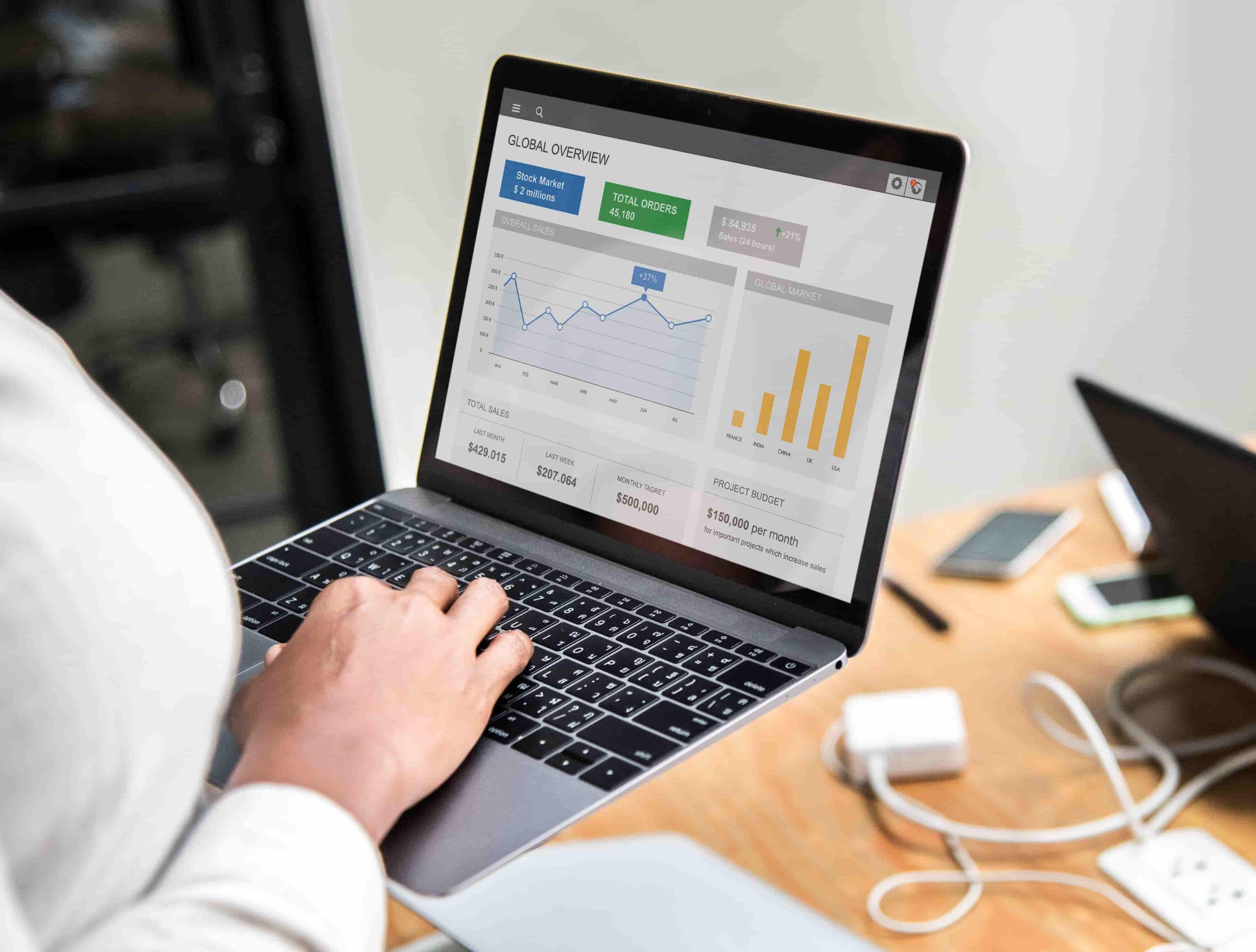 Profissional analisa métricas em notebook para otimizar um site para gerar vendas