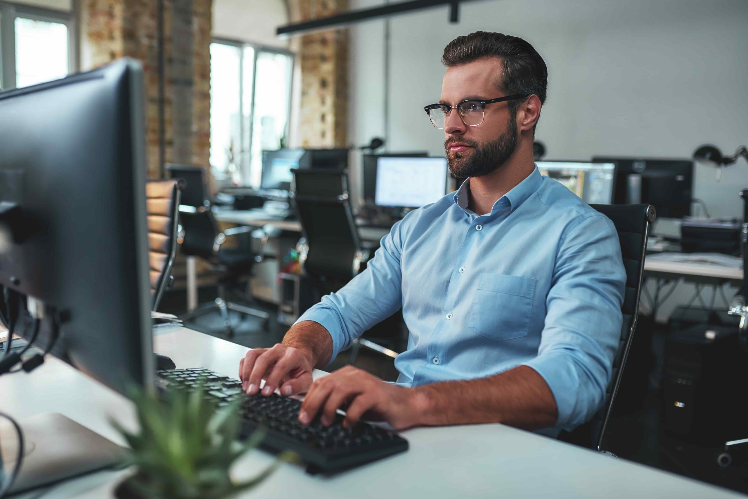 Profissional realiza migração de site em computador durante atividade técnica na agência